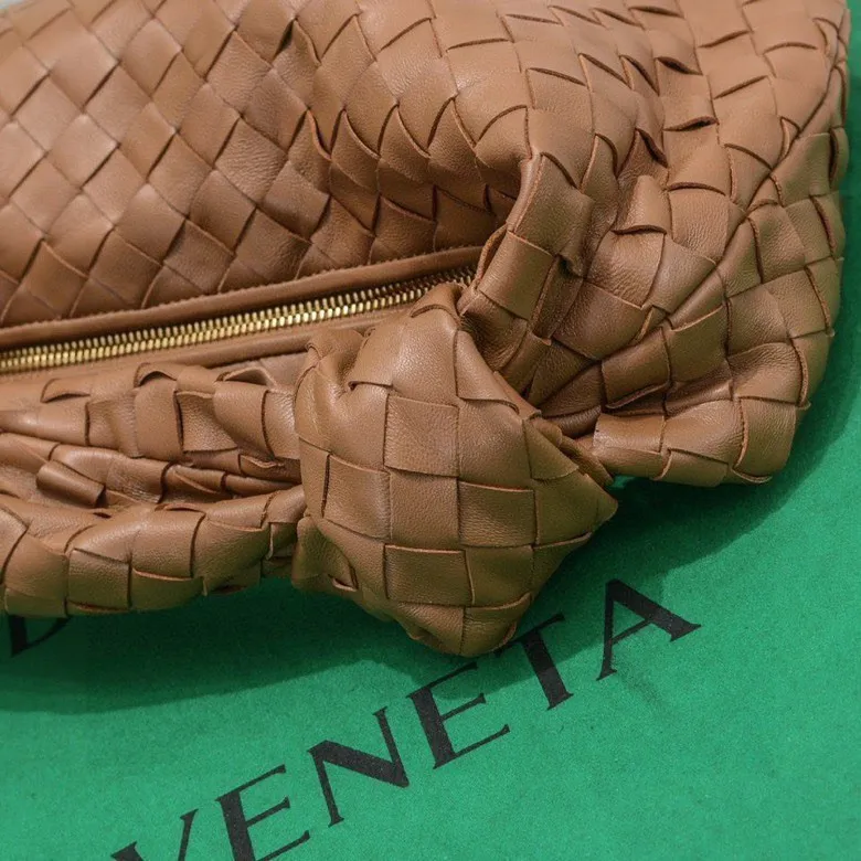 Batch 1460 BV Bottega Veneta 2022 Early Spring New Ladies Medium JODIE Handbag BV Bag 🔥The new method is to round the corners on the original basis and knot the round hobo bag with classic woven leather. The most iconic triangular pull-out design, using sheepskin draped soft shape, is super suitable for concave shapes~ Jodie feels really gentle to people, and is definitely the best item for daily matching. It has the same weave, new elements and twists, and is versatile. It is the new favorite of street style Internet celebrities! Size: 36*21*13 Model: 6697